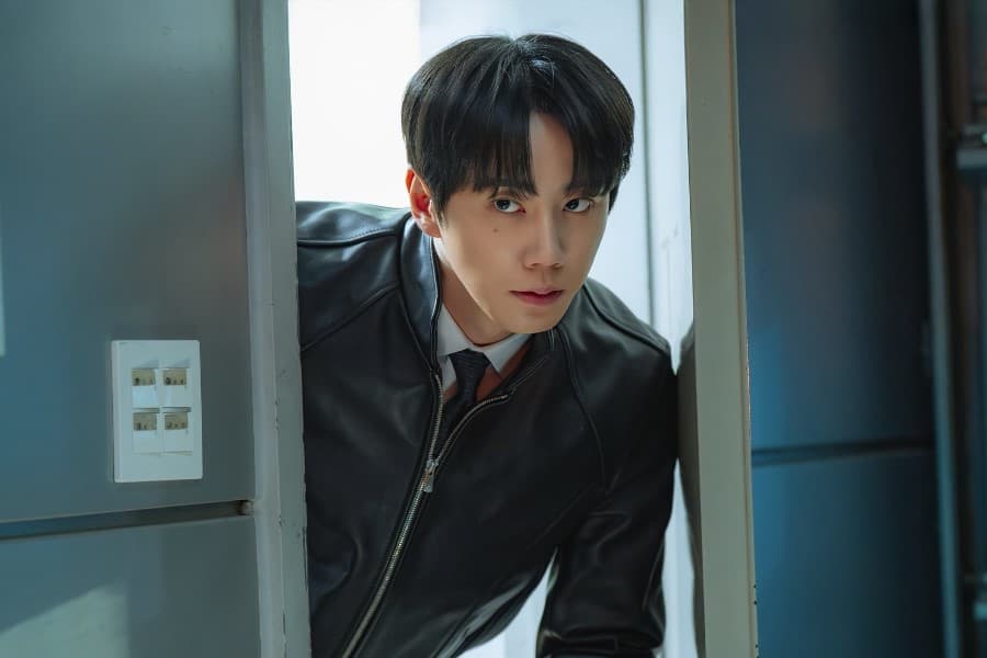 Lee Jun Young Hardly Seems Like A New Hire In Upcoming Drama “Reborn Rookie”