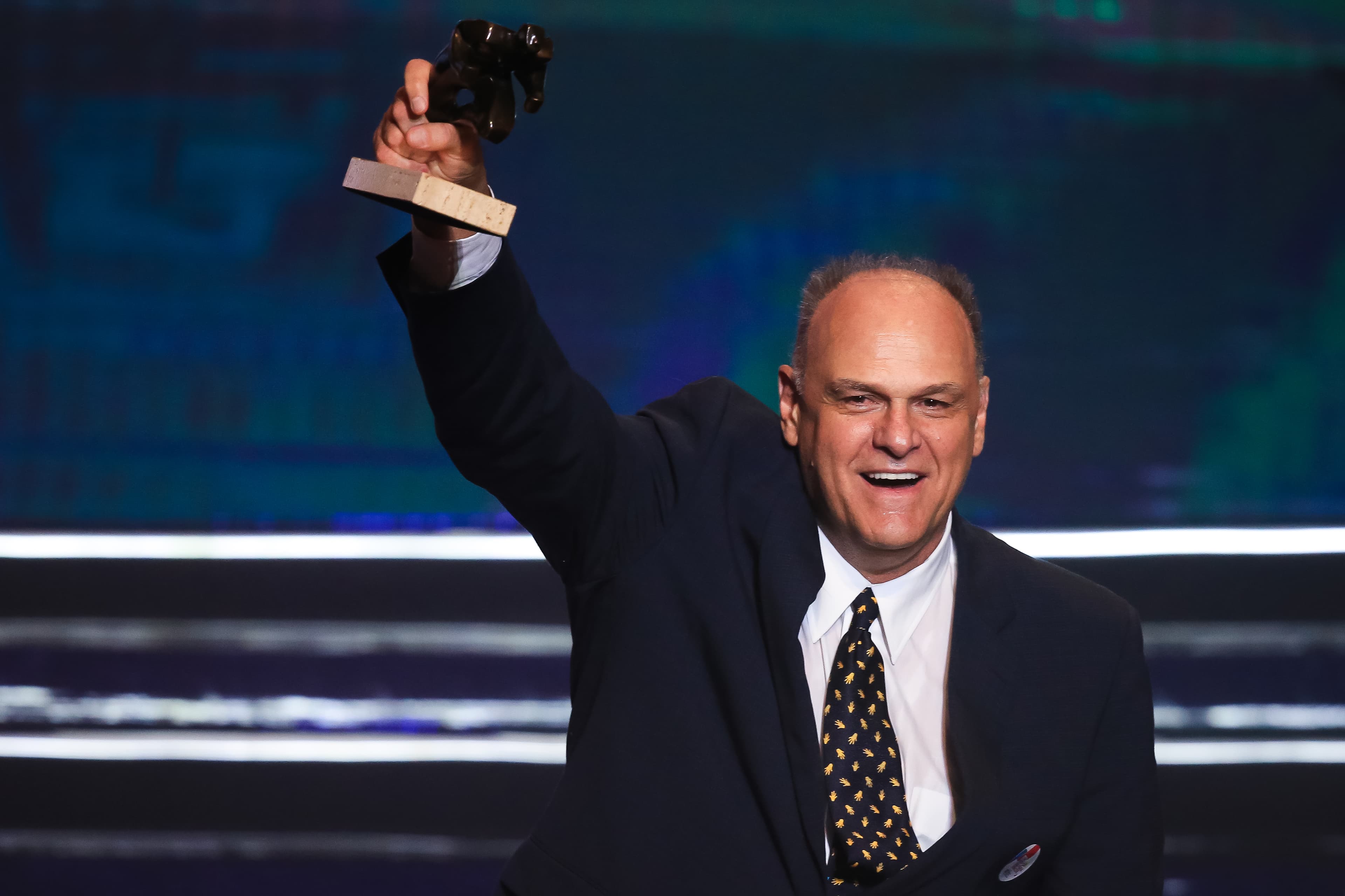 Larry Bird, Steve Kerr, others pay tribute to Basketball Hall of Famer Oscar Schmidt after Brazilian icon dies at 68