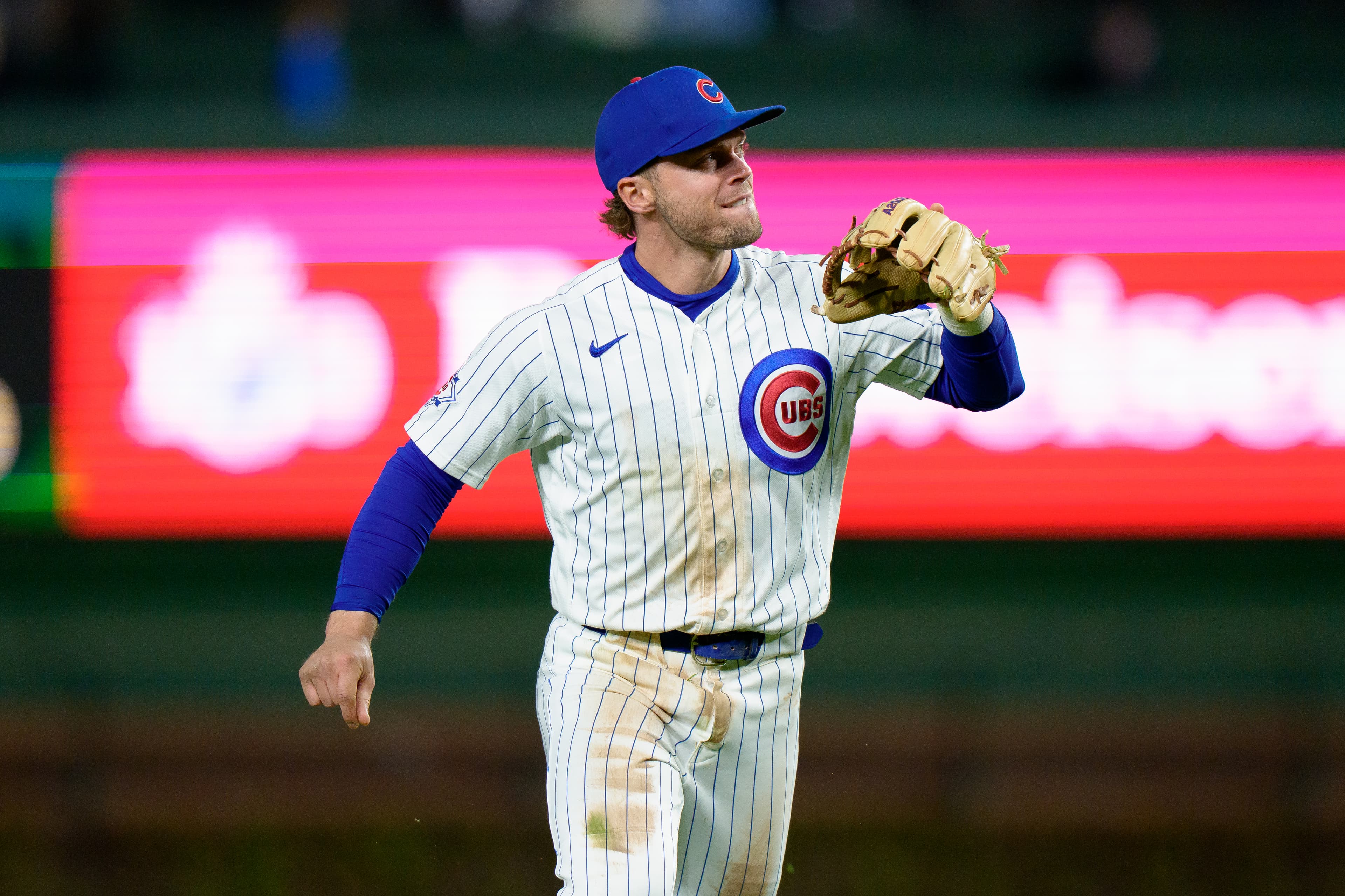 Cubs 2B Nico Hoerner tosses ball between legs for highlight-reel putout vs. Astros