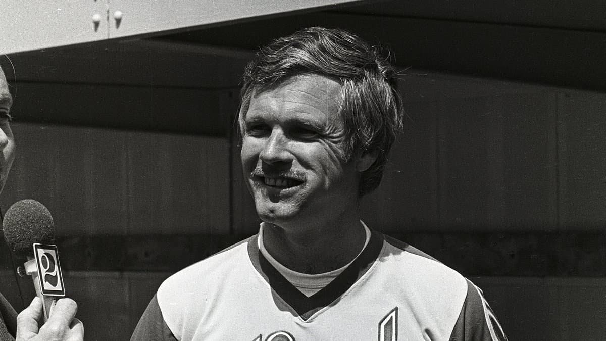 Baseball fans honor late Braves owner Ted Turner for revitalizing club... and the day he made HIMSELF manager