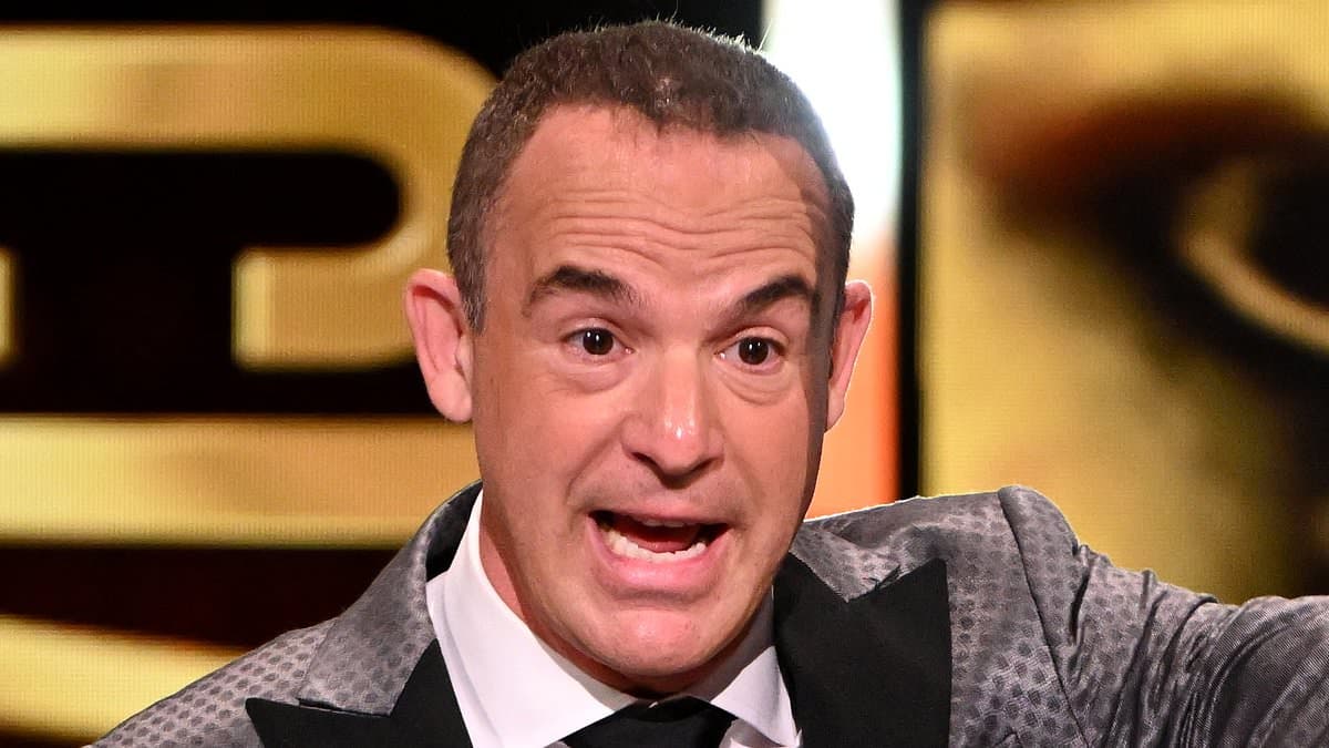 Martin Lewis moans about BAFTAs three hour ceremony with no break as he complains he had no signal and was lucky he bought his own snacks despite winning a gong