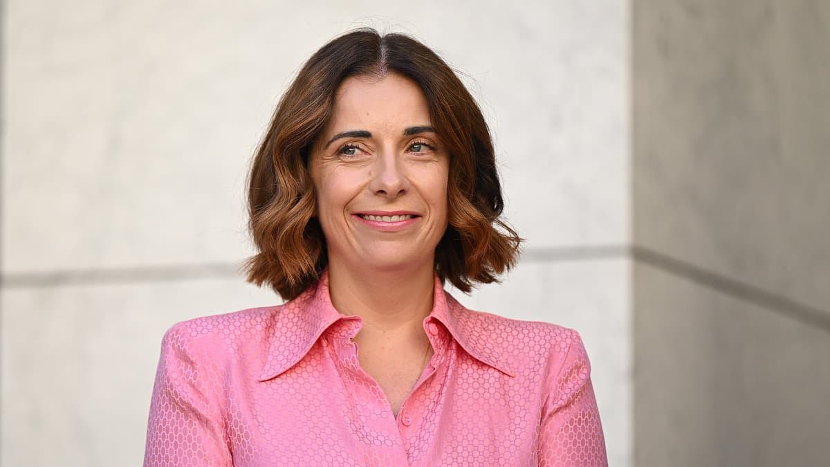 'Anika's done the right thing': Labor heavyweight defends embattled Anika Wells over 'sideline meeting' at a 40th birthday during taxpayer-funded trip