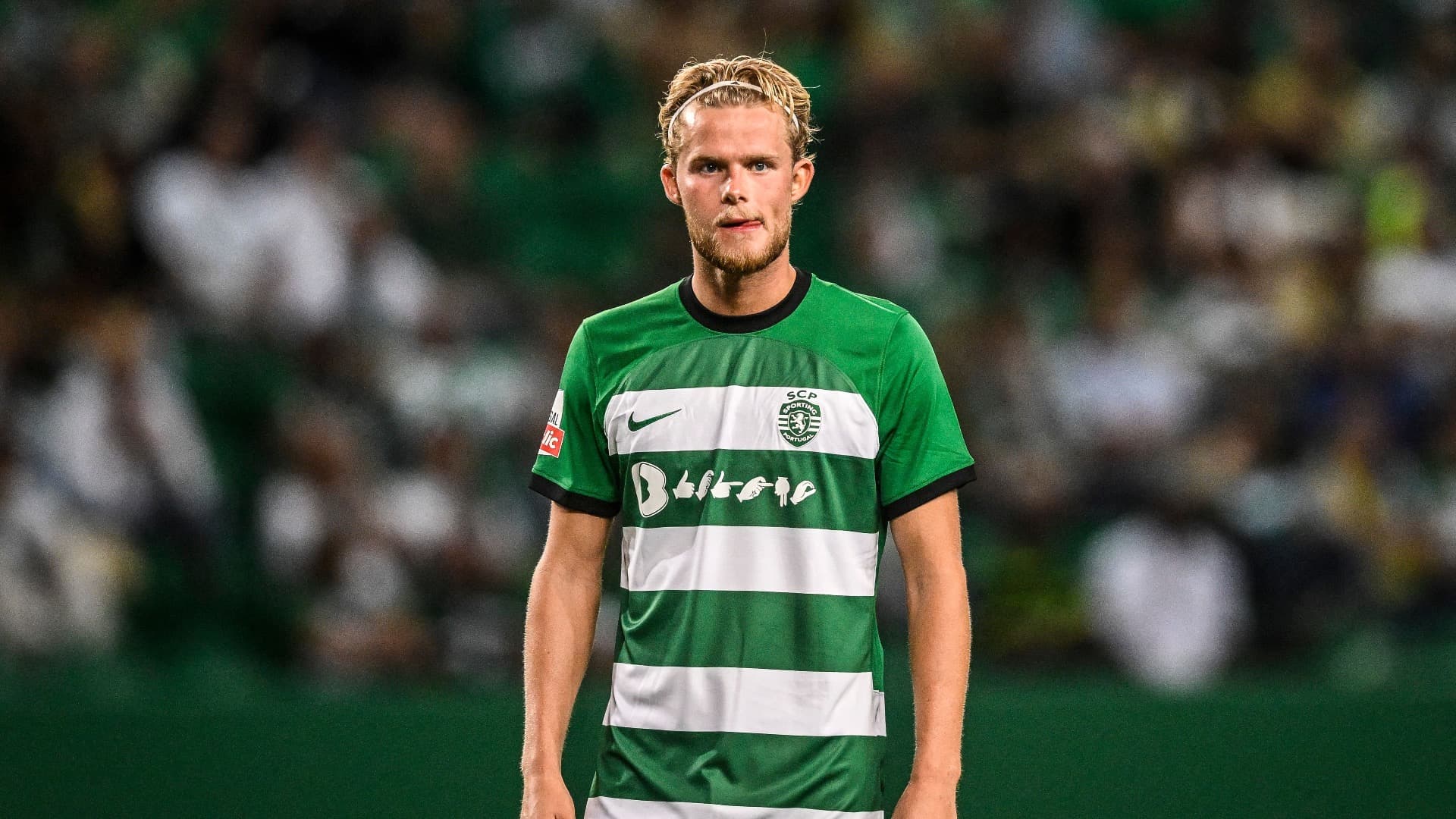 Arsenal and Man Utd are battling for experienced midfielder
