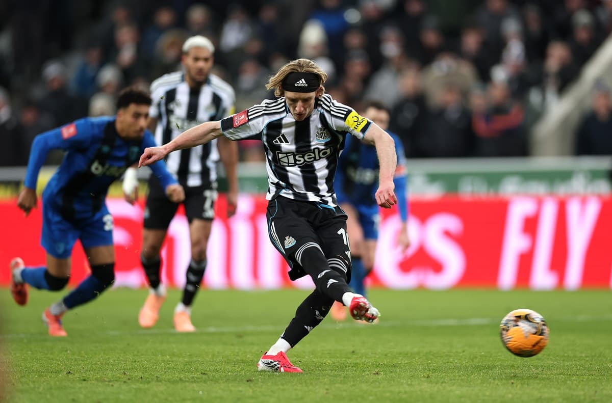 Gordon v Kvaratskhelia: Which winger should Arsenal sign?