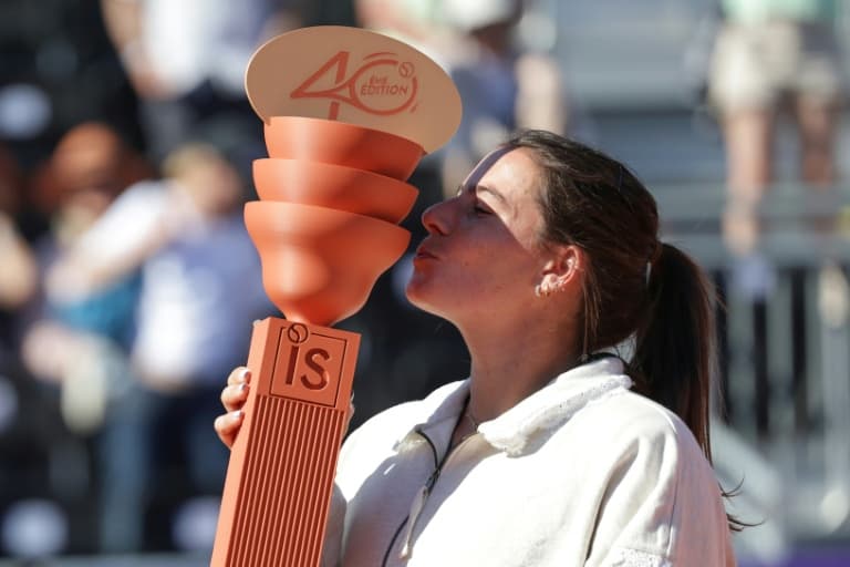 Navarro downs Mboko to win Strasbourg clay title