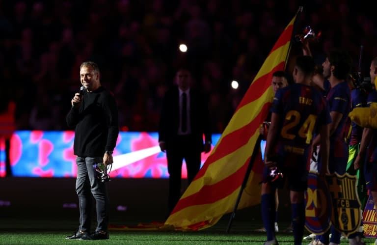 Flick extends contract with Barcelona