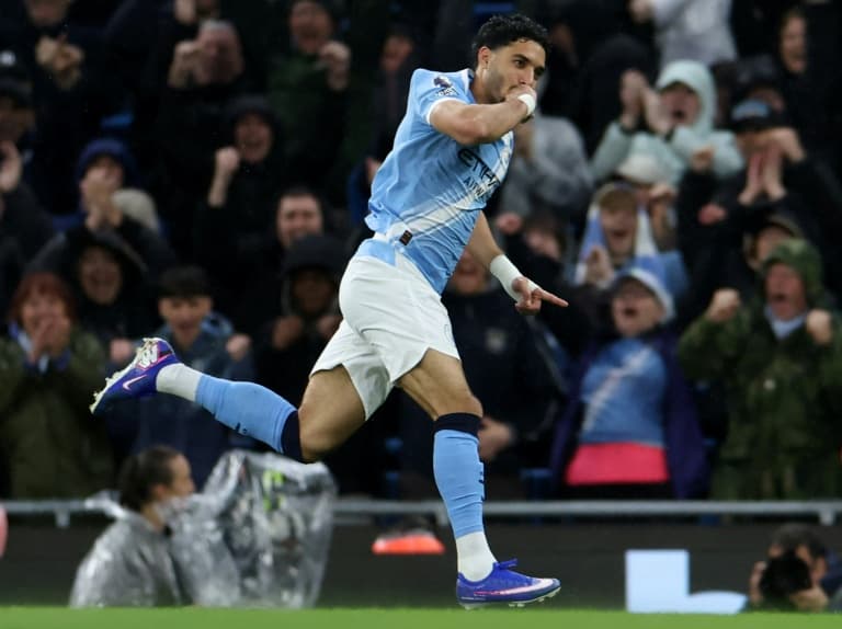 Man City ease past Palace to keep pressure on Arsenal