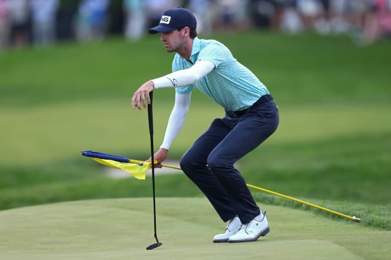 Pal in last duo could ease nerves for PGA leader Smalley