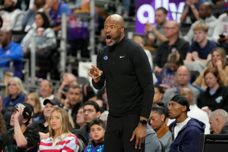 Pelicans name Mosley as coach, two weeks after Magic firing