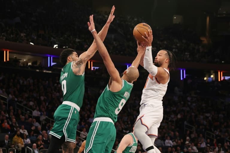 Knicks stay in hunt with late win over rival Celtics