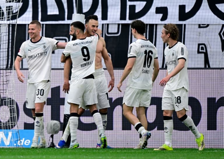 Gladbach sink Dortmund, St Pauli edge closer to drop