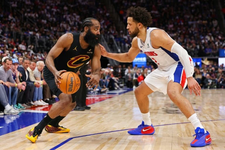 Pistons hold off Cavs to win series-opener