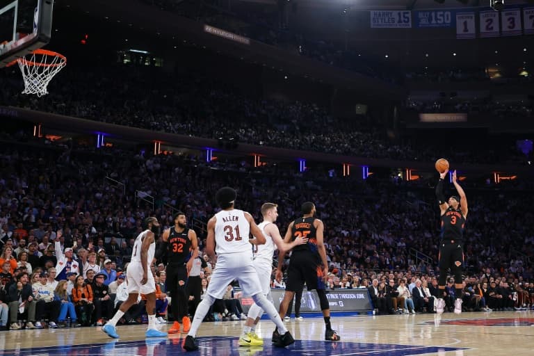 Second-half surge carries Knicks past Cavs for 2-0 NBA East lead