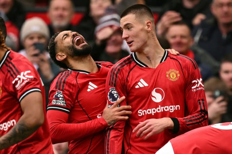 Troubled Spurs snatch late draw at Liverpool, Man Utd boost top-four bid