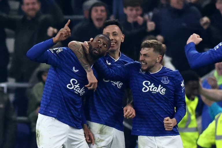 Everton rub salt in Chelsea wounds as Champions League race tightens