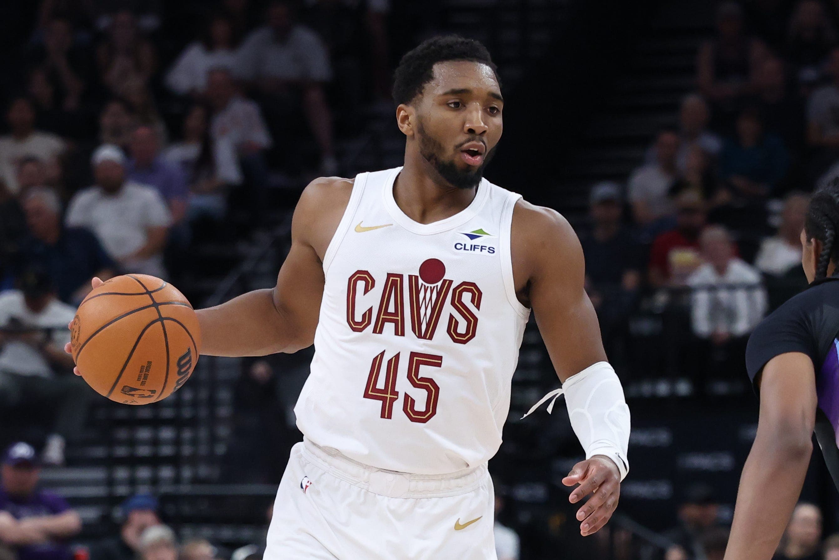 Cavaliers clinch berth in NBA playoffs with win at Warriors