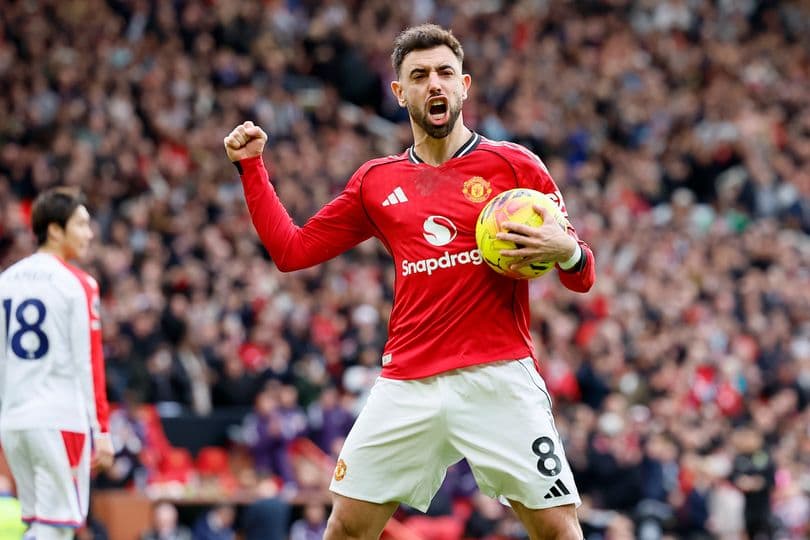 Bruno Fernandes wins FWA Footballer of the Year as Bunny Shaw completes Manchester double