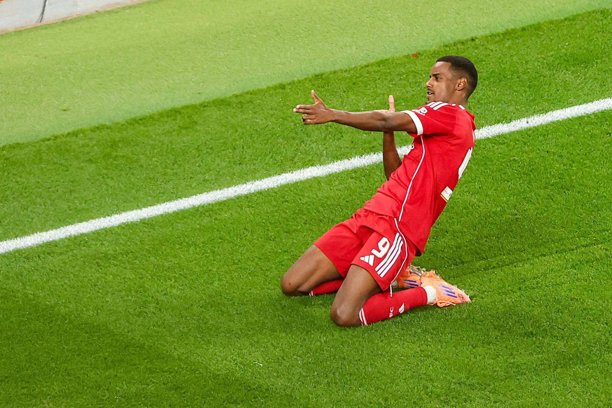 Arne Slot confirms Alexander Isak return date in major Liverpool boost