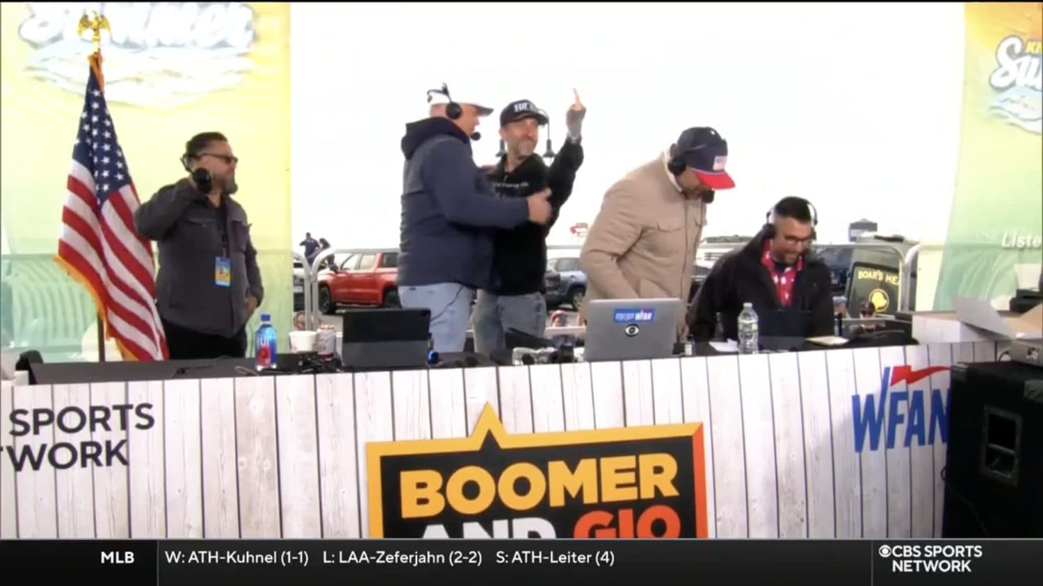 Spike Eskin incites WFAN and Knicks hecklers by flipping the bird on live TV