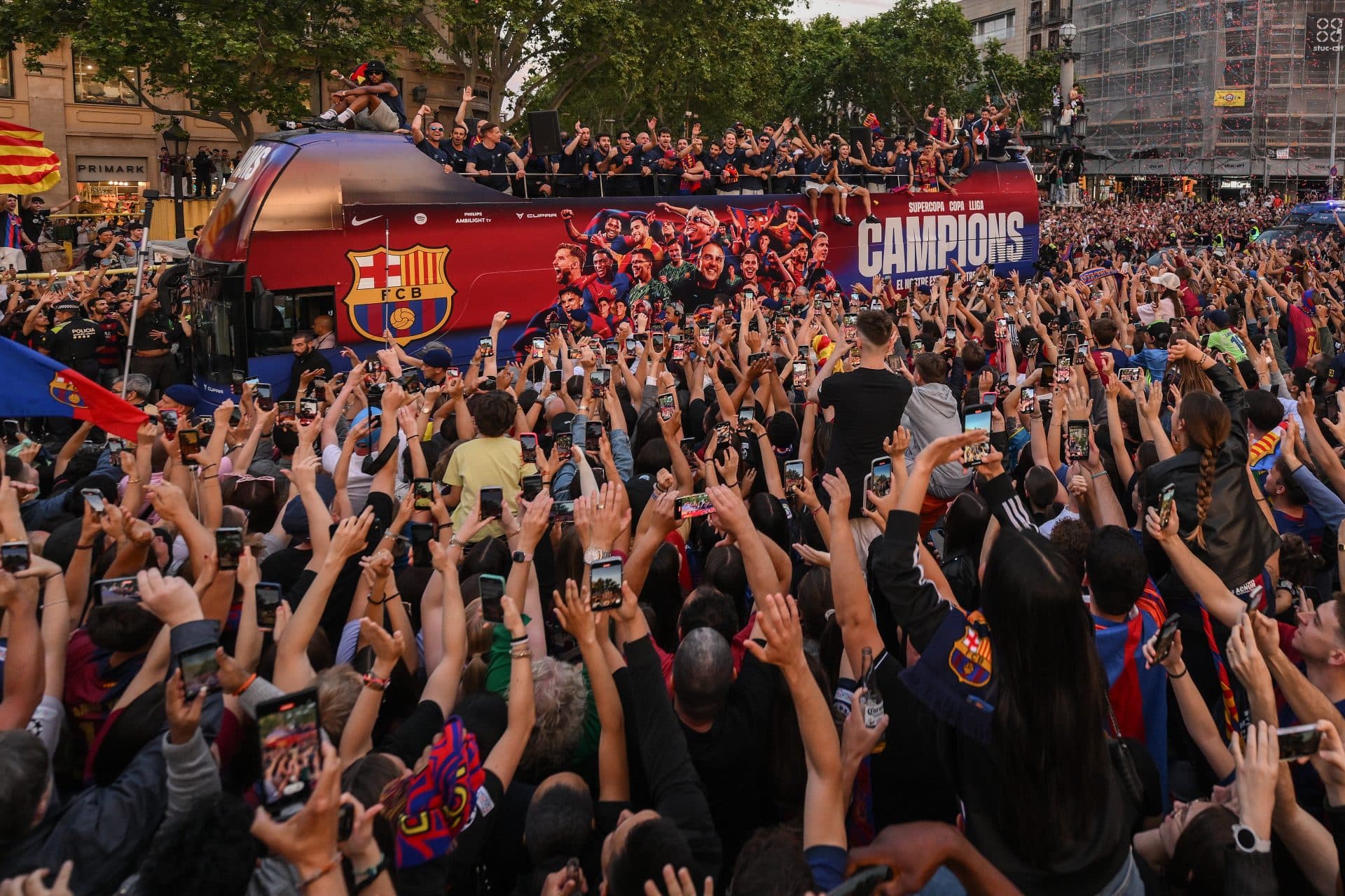 Barcelona already planning potential La Liga title parade
