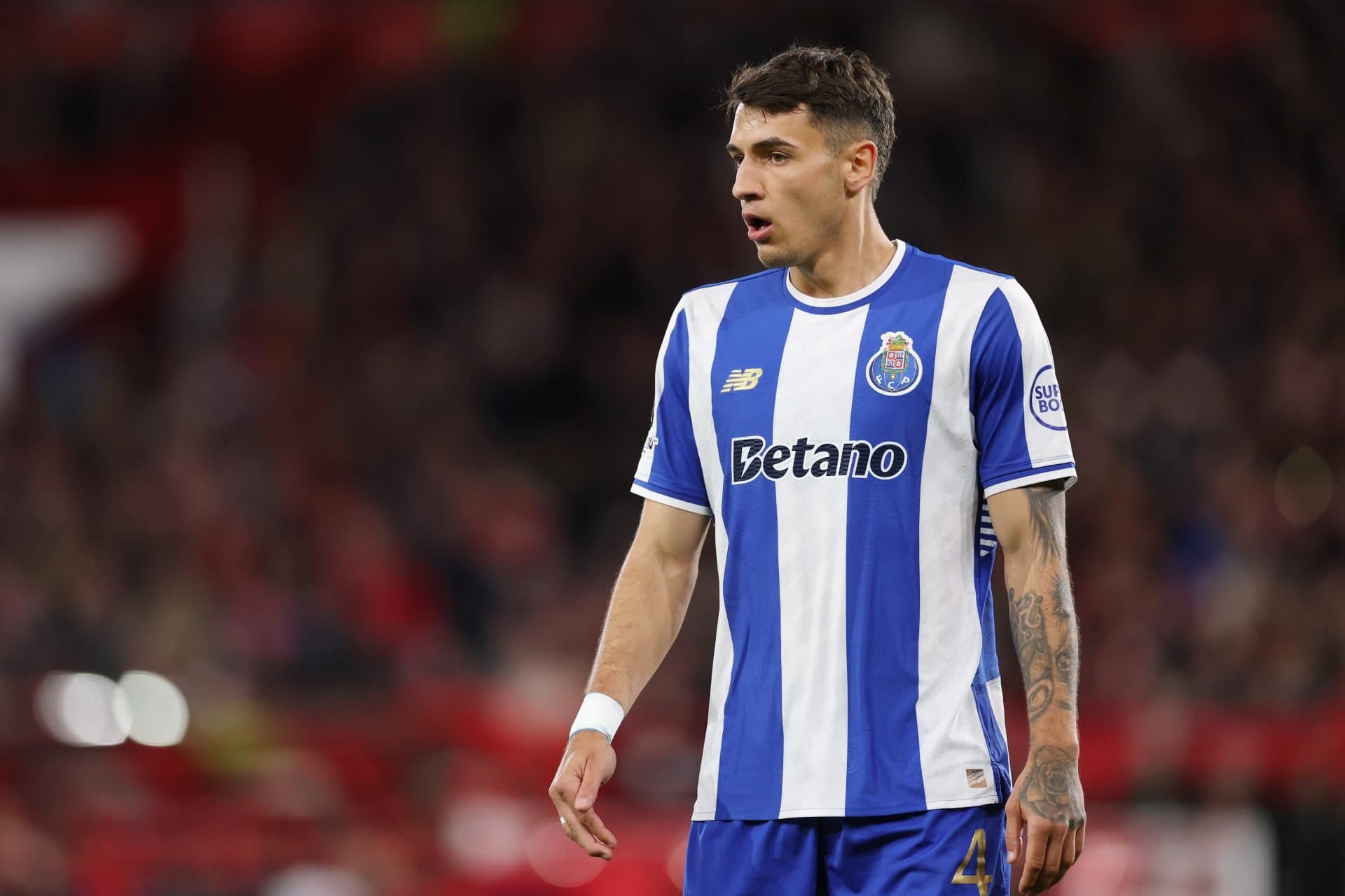 Barcelona intensify scouting of versatile FC Porto defender as interest in Bastoni cools