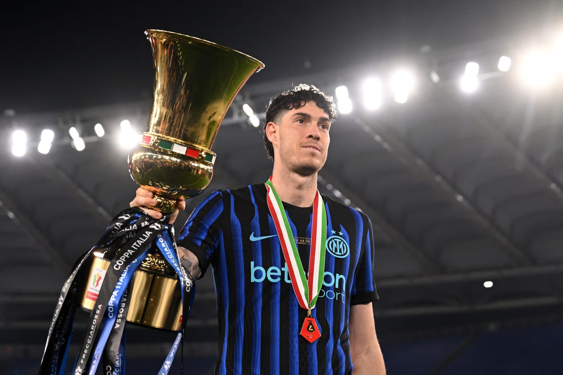 Barcelona press pause on key defensive target’s pursuit to prioritise striker signing