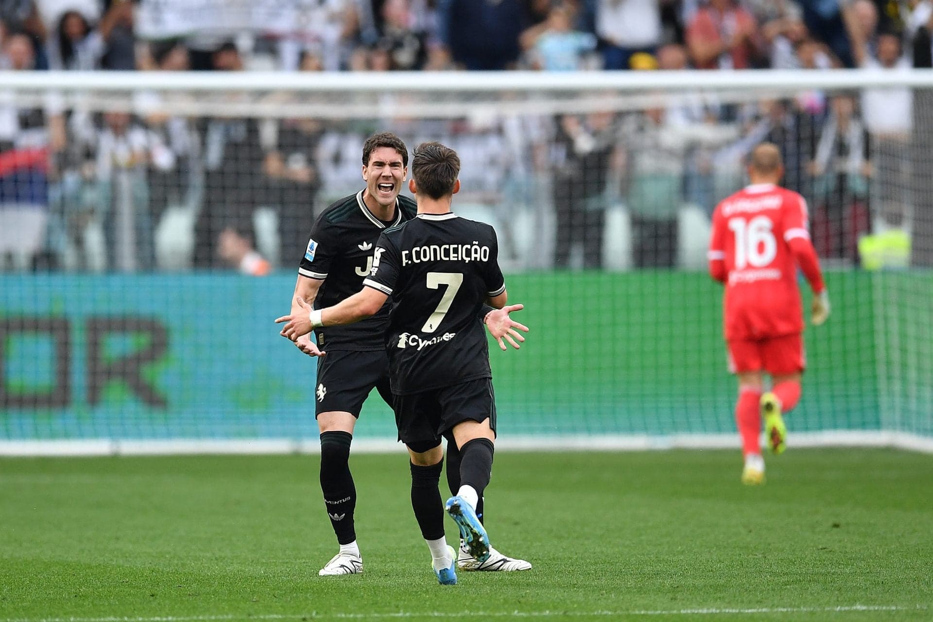 Soon-to-be-free Juventus forward may have been offered to Barcelona