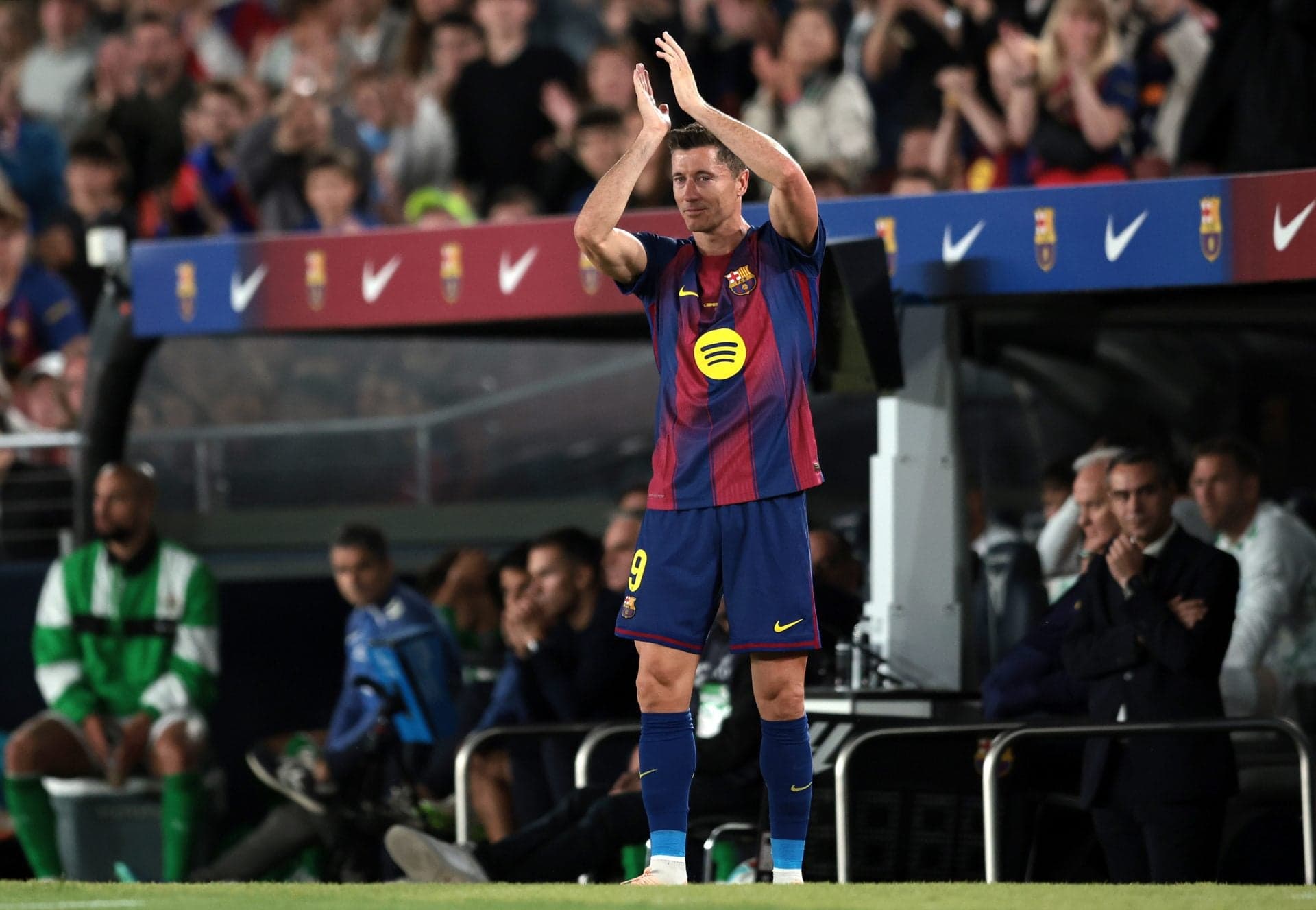 ‘Robert, stay’ – Barcelona fans’ message to Lewandowski at Bad Bunny concert