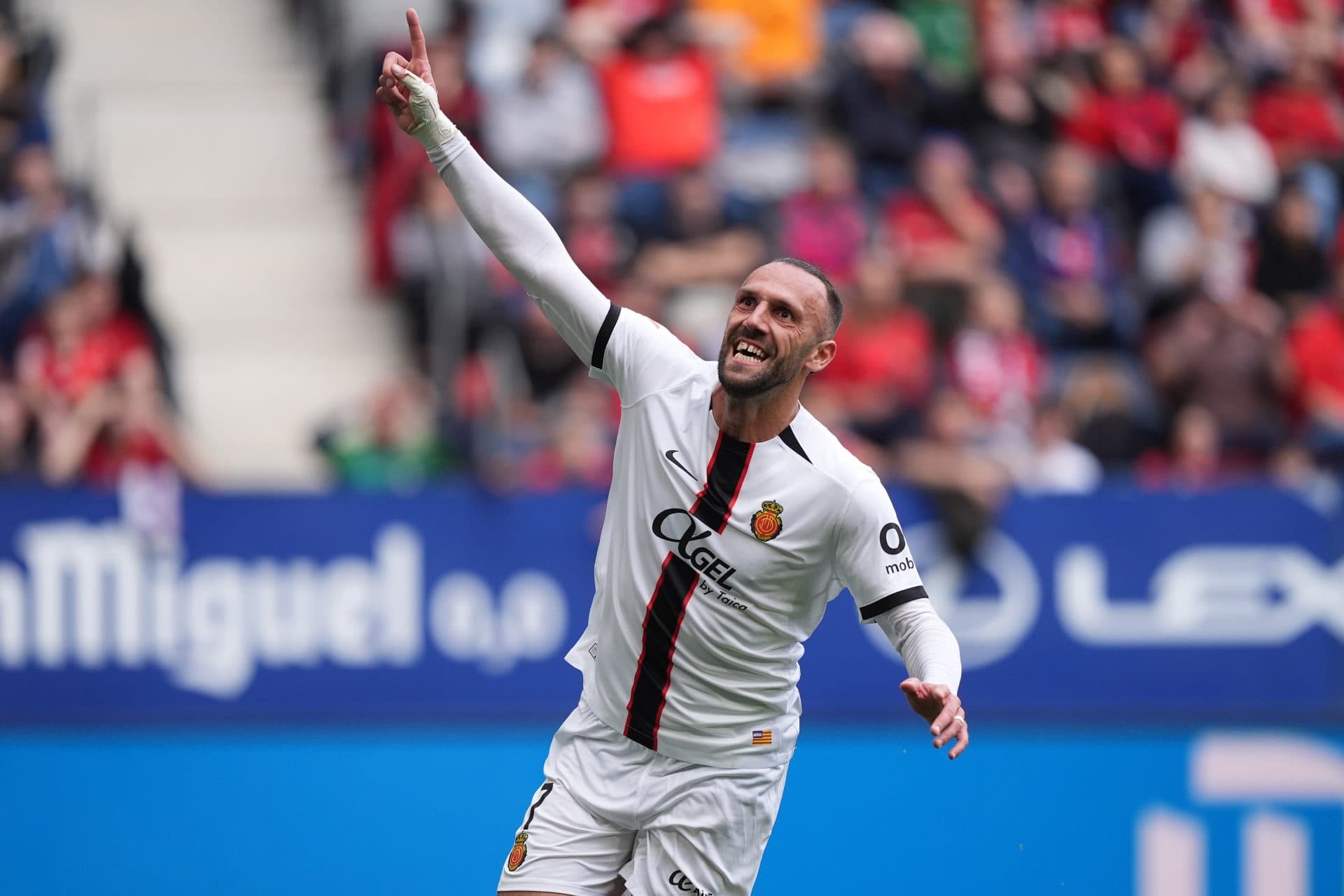 Barcelona eye veteran La Liga striker as low-cost option; could cost less than €40m release clause