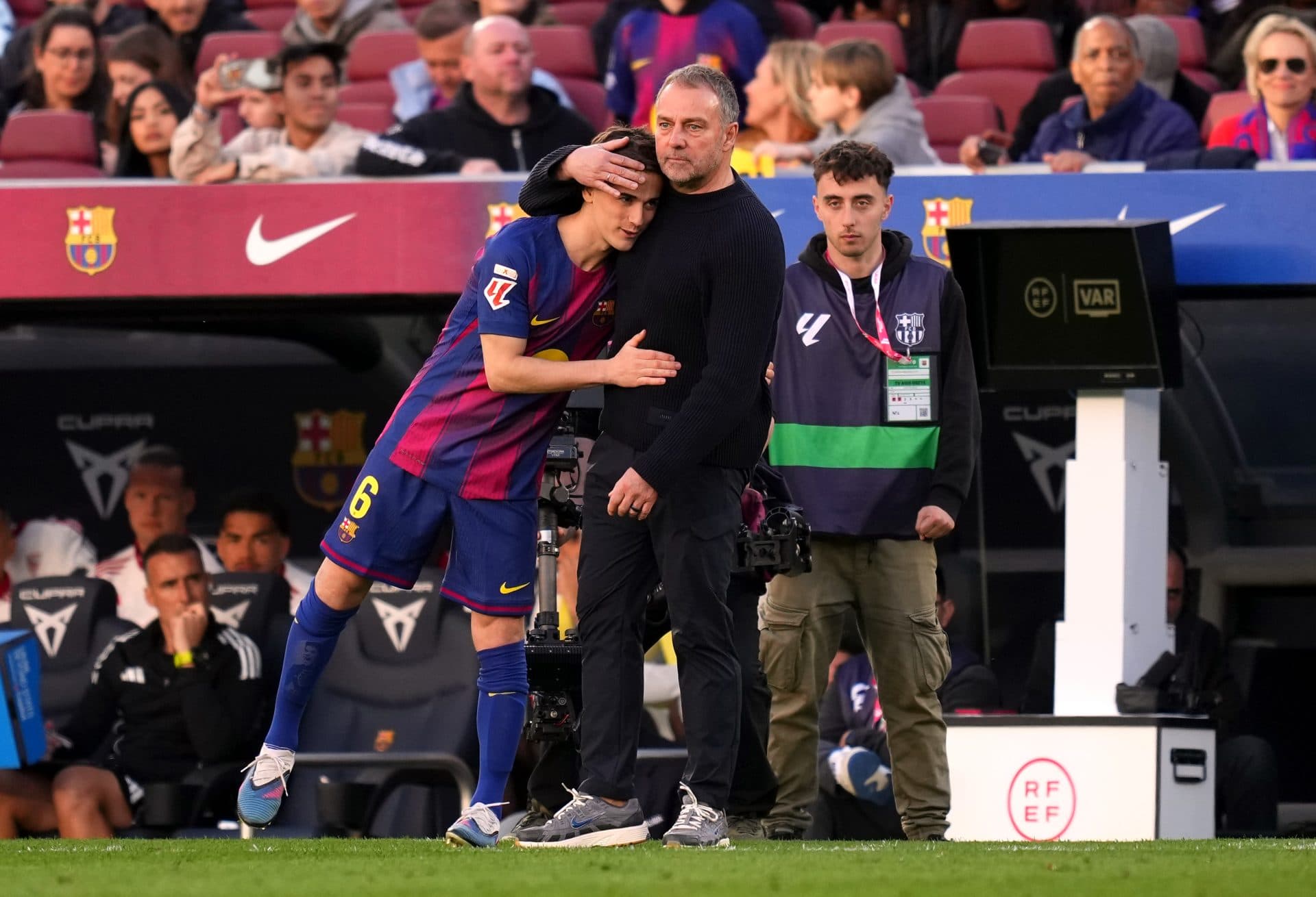 Stars of Barcelona Unite in Triumph Over Seville 5-2 Victory!