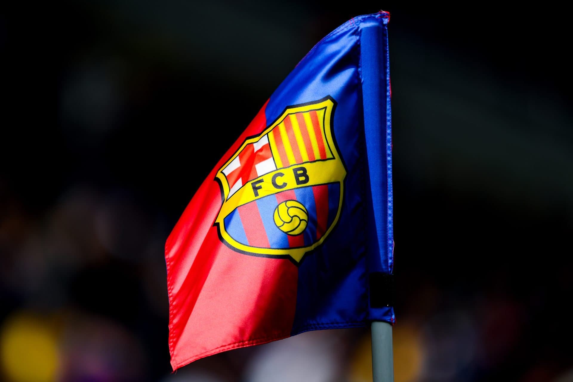 Official: Barcelona midfield prodigy signs first professional contract with club