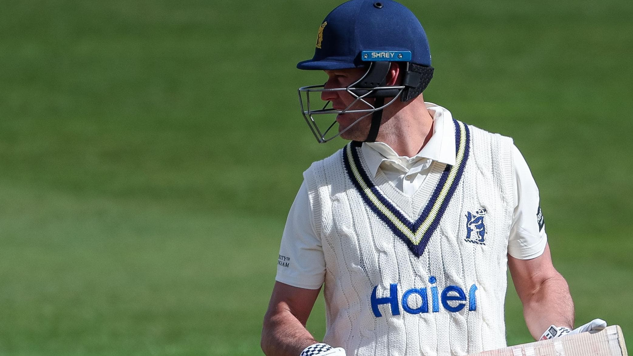 Warwickshire remain on top against Surrey