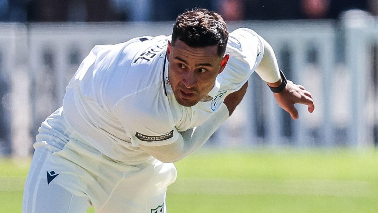 Worcs dominate Kent with bat and ball at New Road