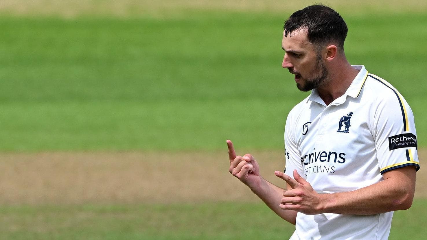 Warwickshire strengthen advantage over Sussex
