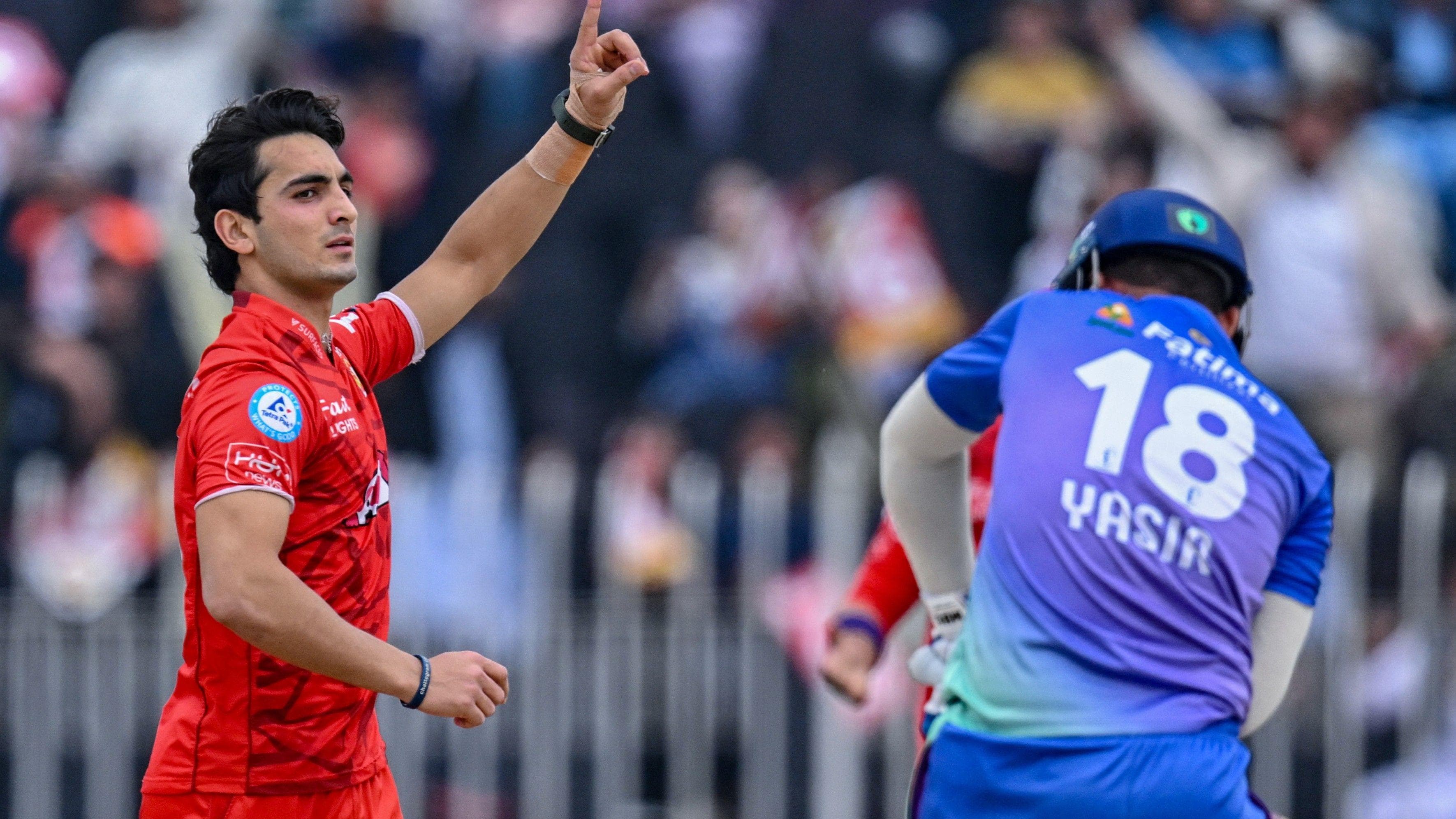 Shah defends six off final over as Hyderabad reach PSL final