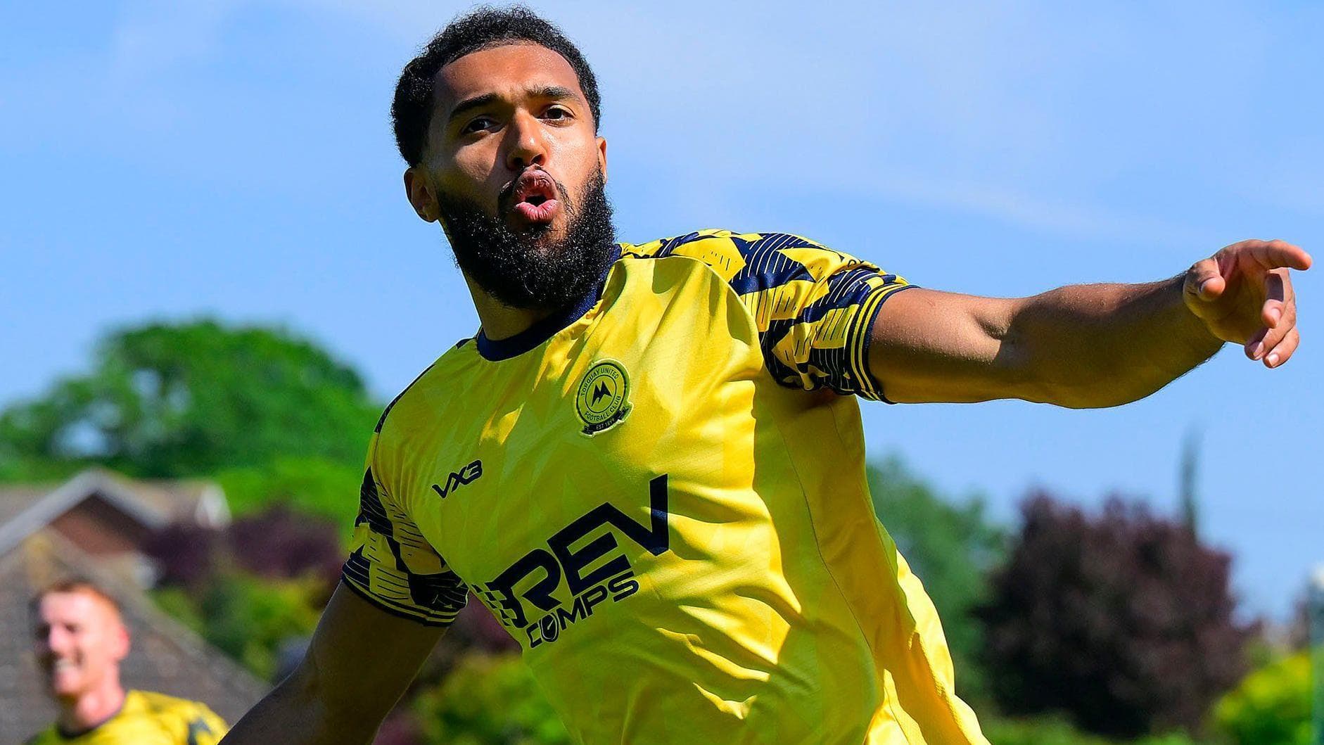 Moore in talks with Torquay as six players released