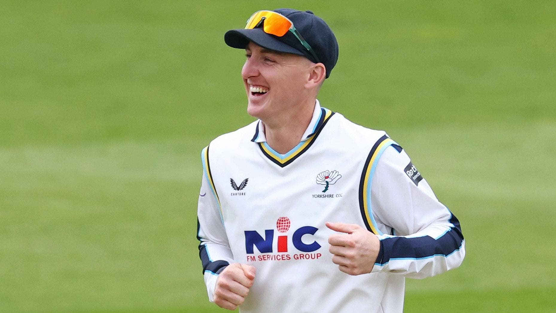 Brook back as Yorkshire dominate Warwickshire