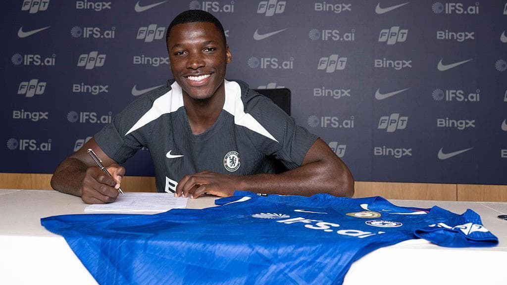 Caicedo wants 'legend' status after signing new deal