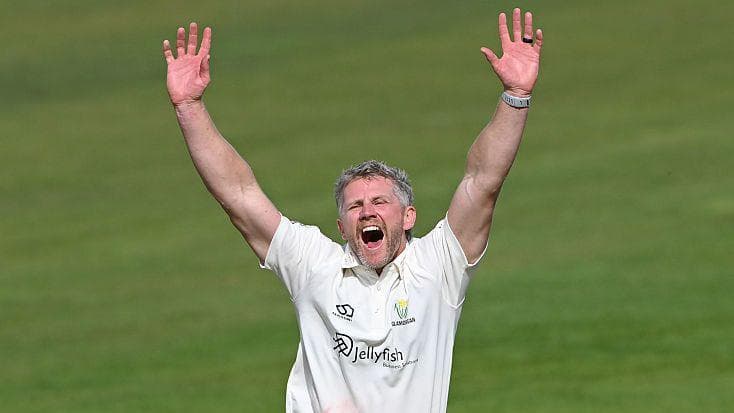 Glamorgan in driving seat as bowlers dominate Bears