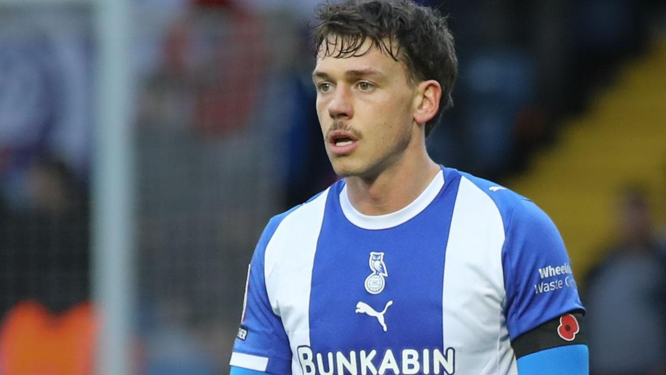 Rochdale sign Oldham winger Hannant