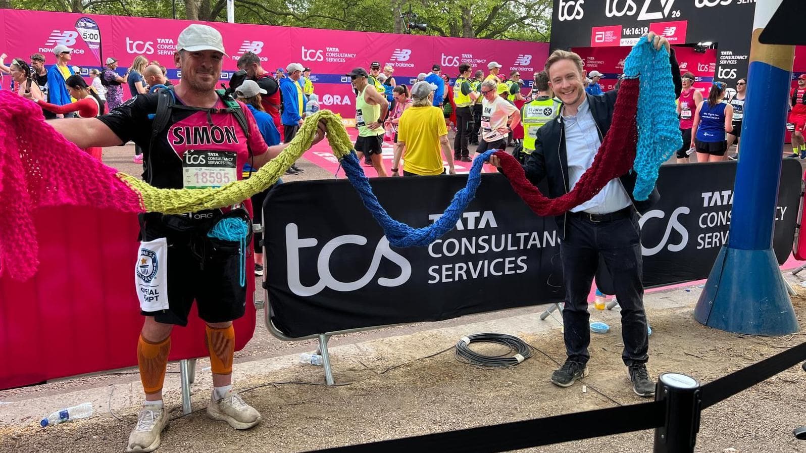 Man breaks knitting record while running London Marathon