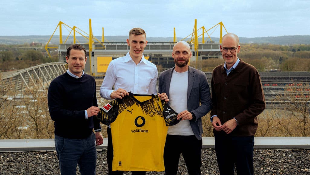 Borussia Dortmund extends contract with Nico Schlotterbeck