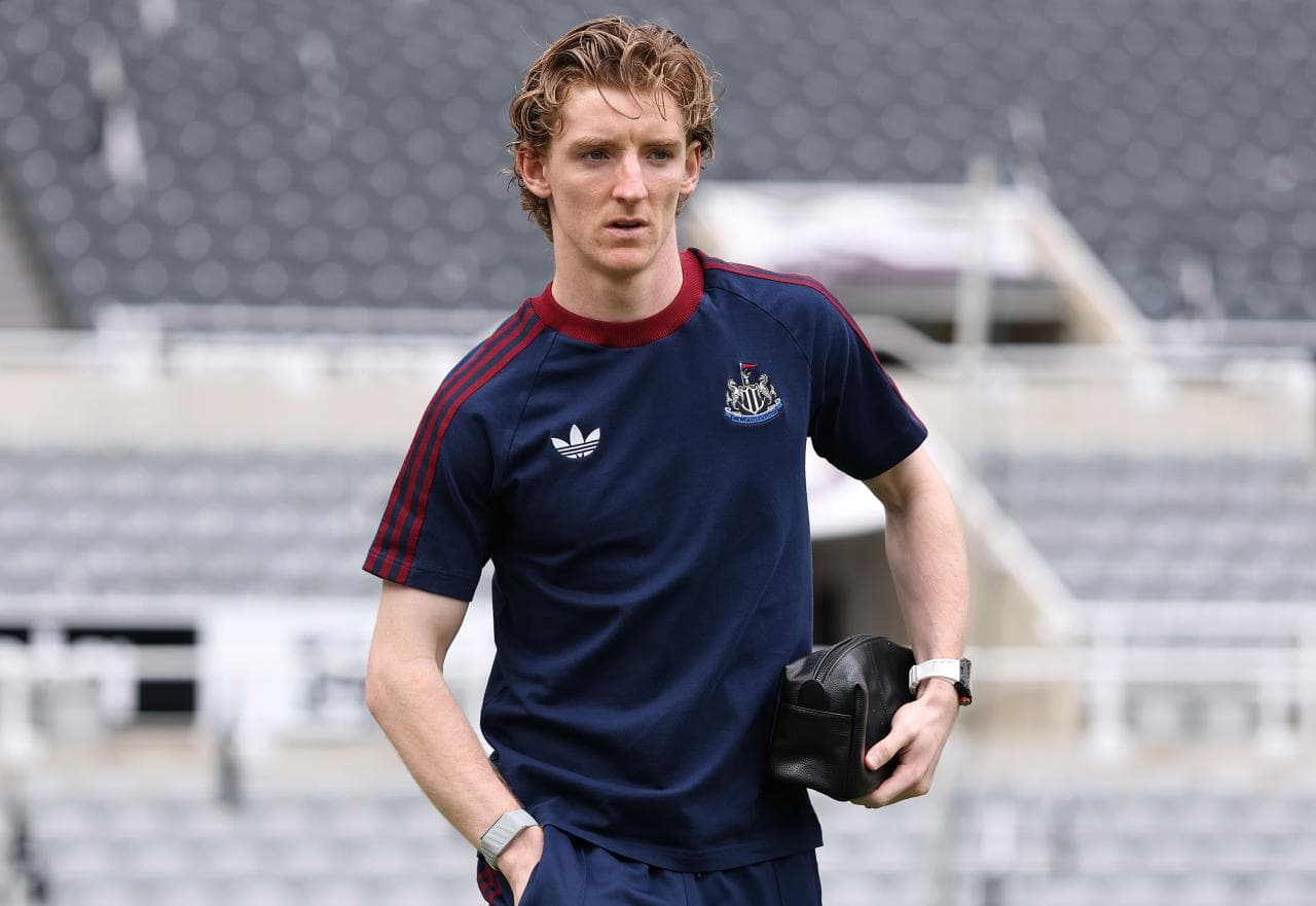 Ex-England international feels Gordon "is not on the same level as Luis Diaz"
