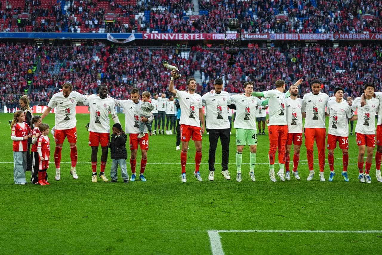 Why is there a cockatoo on Bayern's championship shirts?