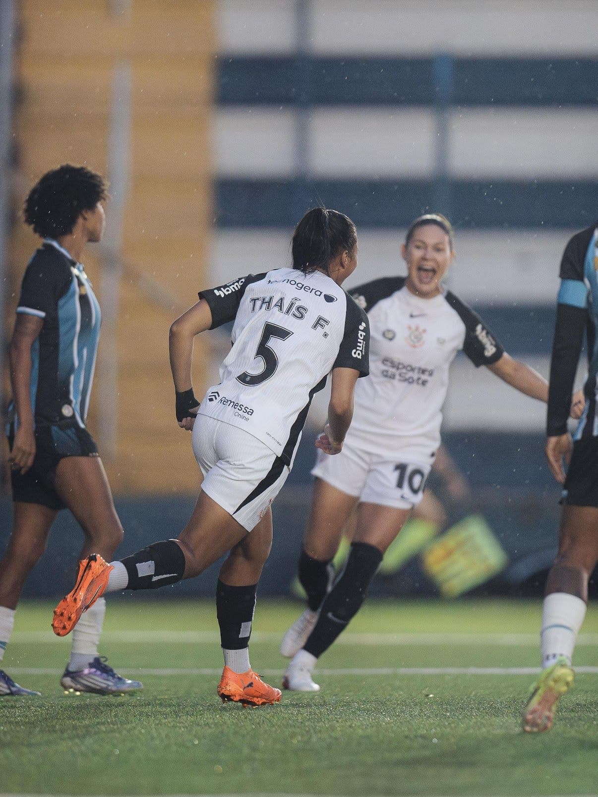 Corinthians beat Grêmio and extend their lead at the top