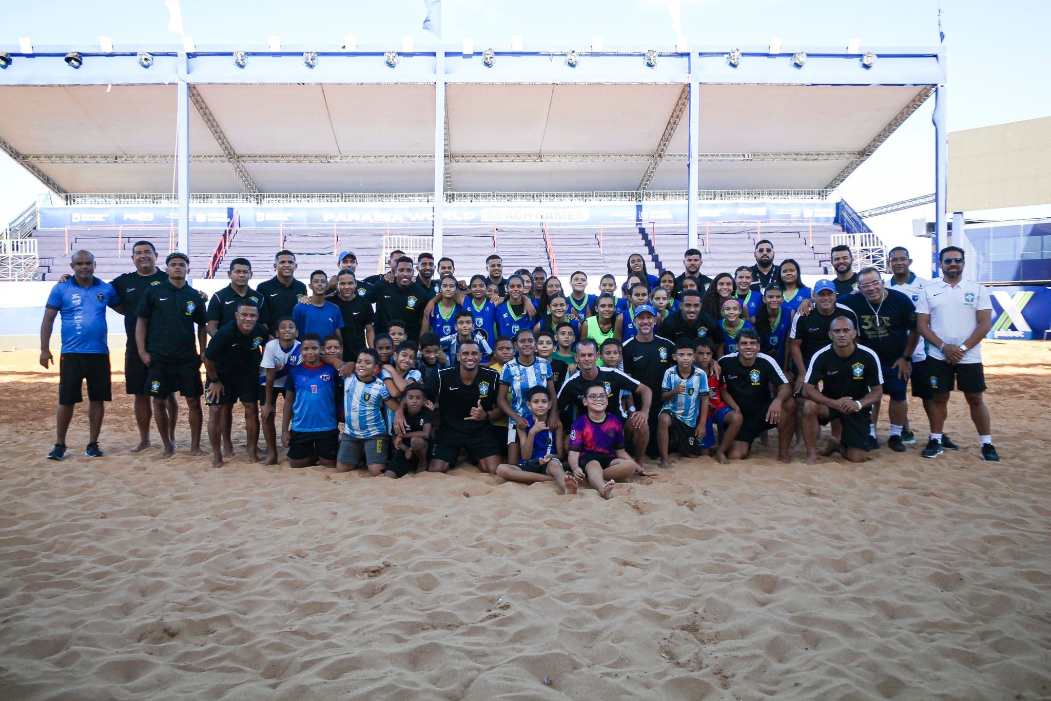 Kids from social projects meet Brazil beach soccer stars