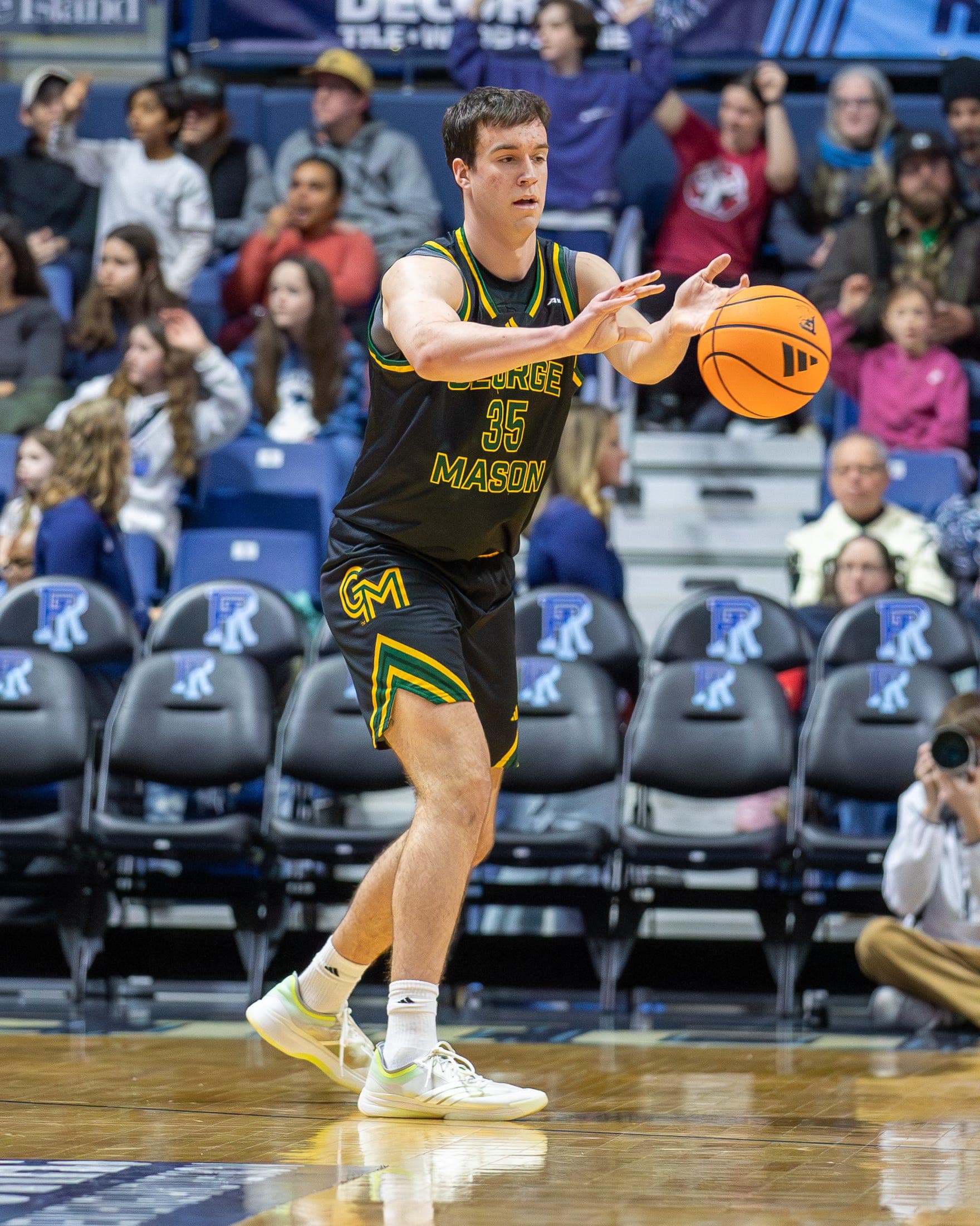 Cincinnati Bearcats pick up post Riley Allenspach from George Mason