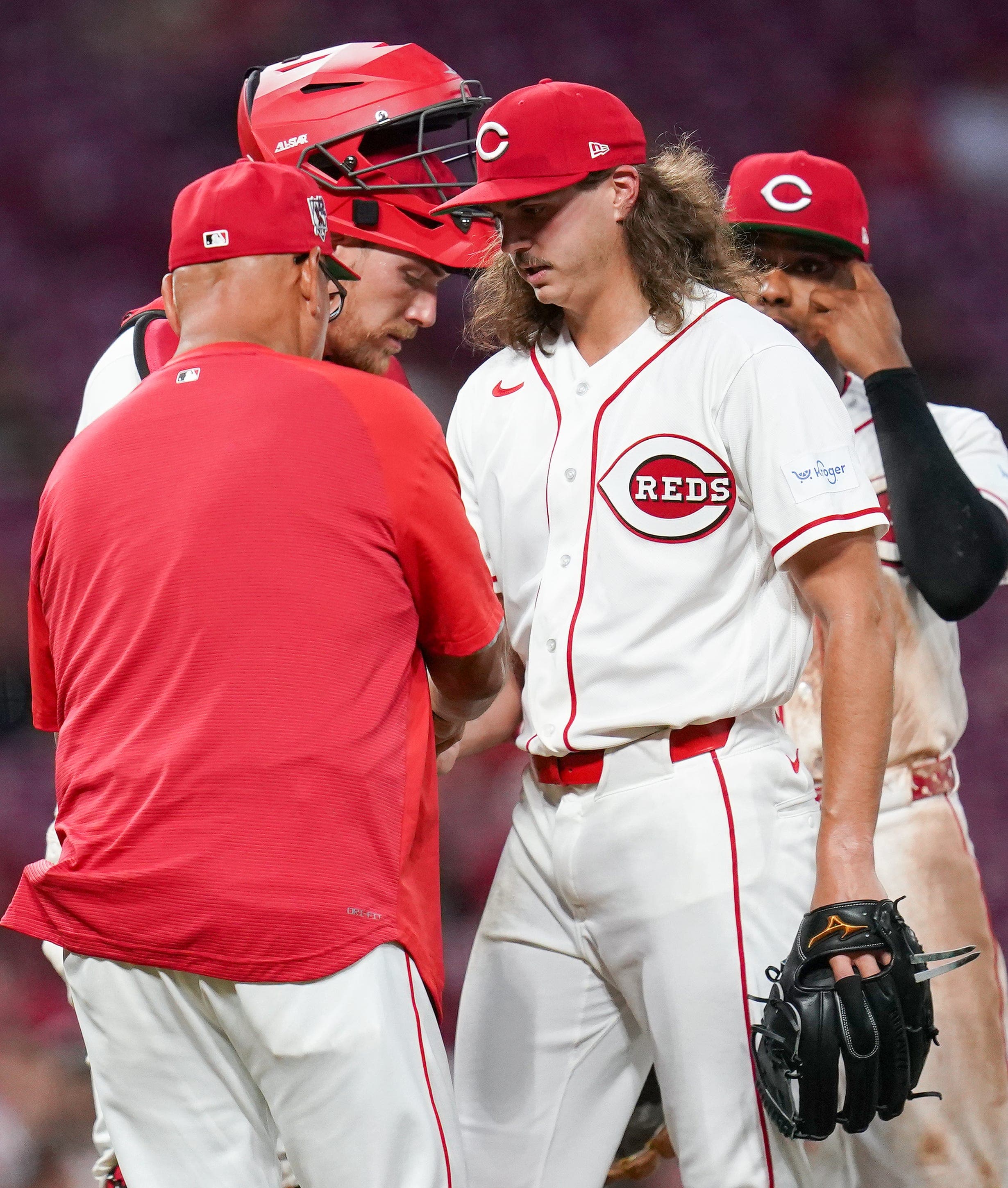 Duck! Reds pitchers Lowder, Phillips tie unfortunate MLB record