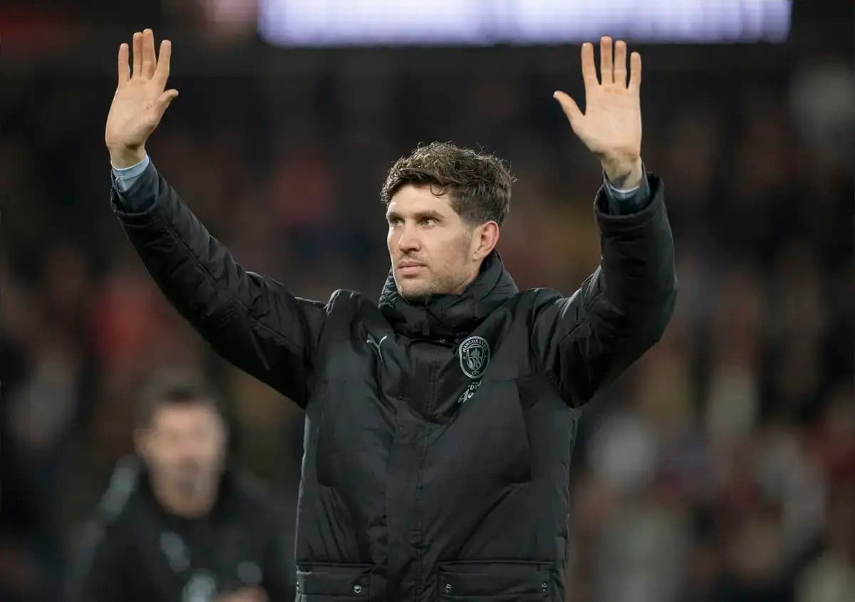 Bayern Munich examine possibility of signing Manchester City defender this summer