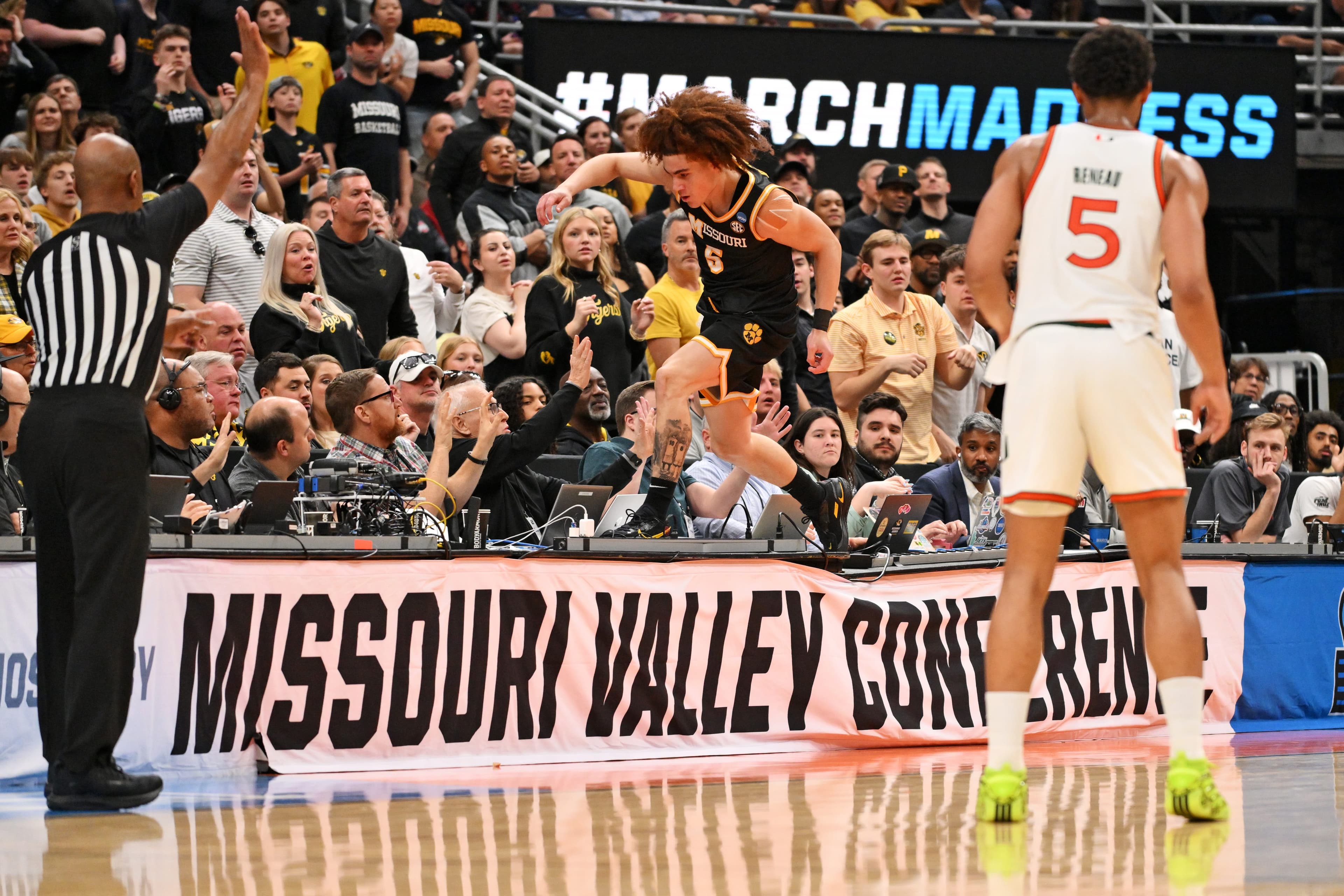 Missouri basketball point guard T.O. Barrett will enter transfer portal